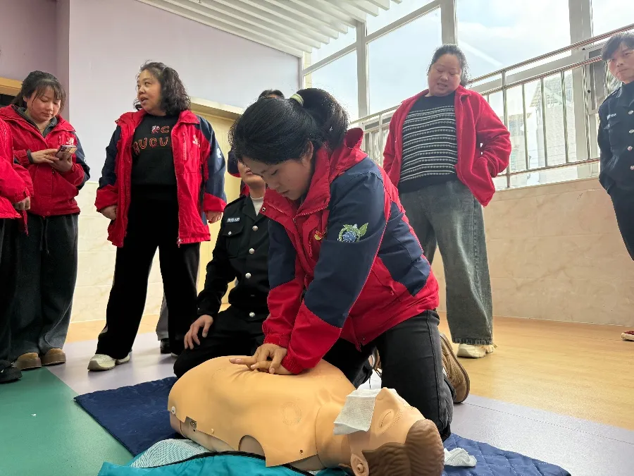“医教结合”助星童，支部共建护成长——贵阳市第四人民医院第六、十五党支部走进爱心家园开展急救知识培训活动